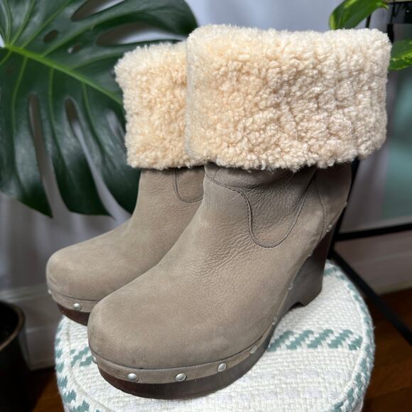 UGG Australia Carnagie Wedge Boots Shearling Cuff Suede Studded Sz 8 - Picture 1 of 16